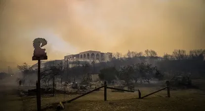 Decenas de miles de evacuados, fuego y unas temperaturas que no ceden ponen en jaque a toda Grecia.