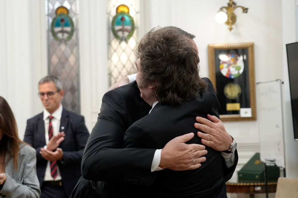 Javier Milei respaldó nuevamente a Manuel Adorni, avisó que no lo echará y quiere una nueva foto de apoyo.