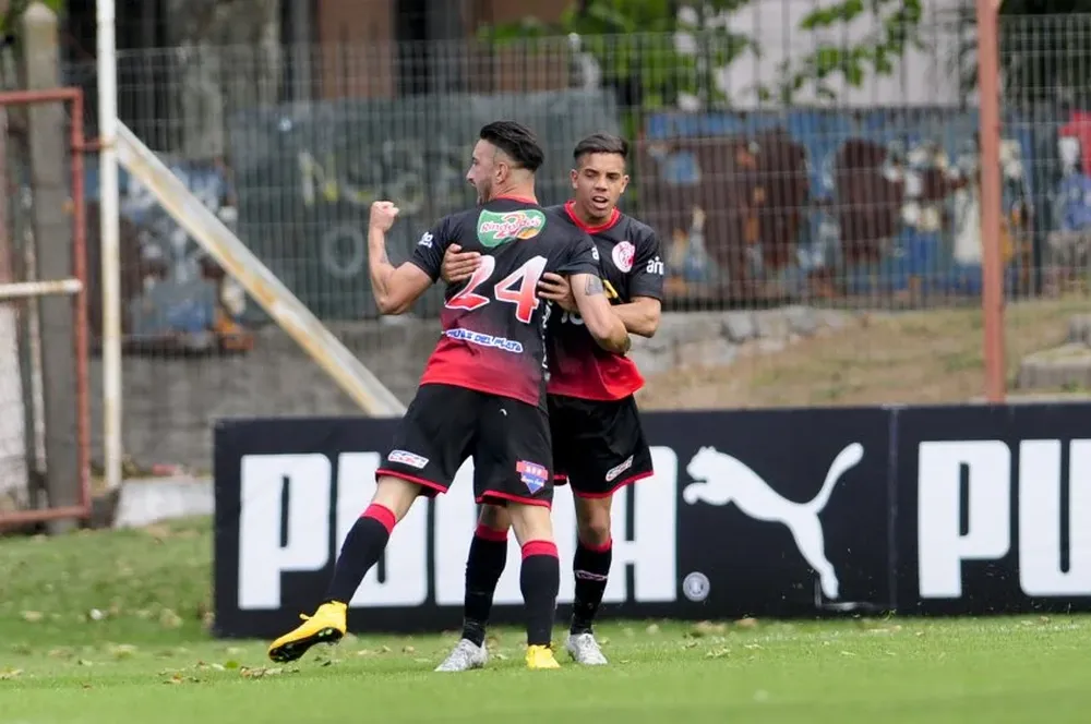 El zaguero Cabaco celebra el empate parcial ante River Plate