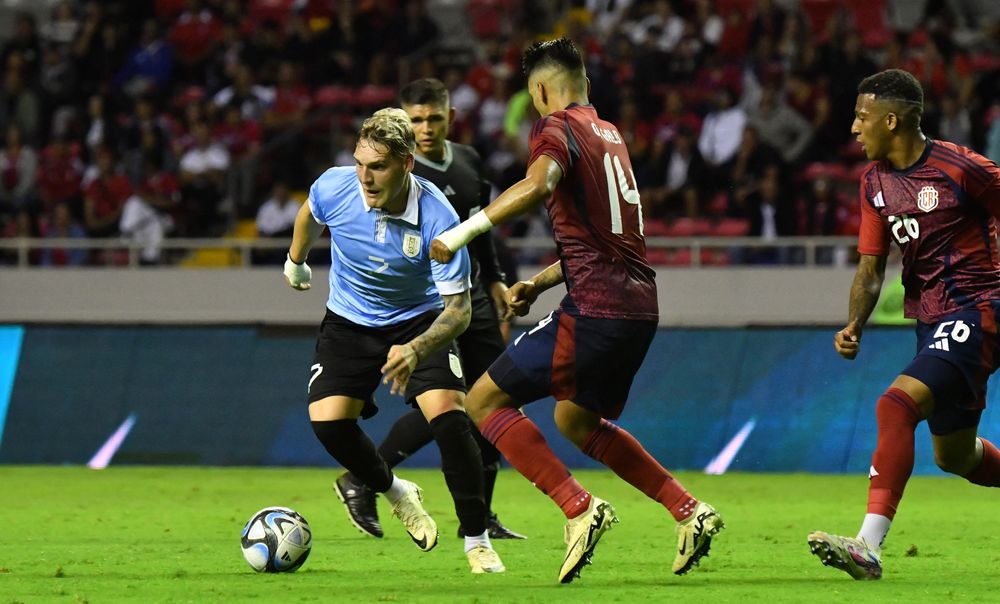 Orlando Gallo de Costa Rica ante Emiliano Gómez de la selección de Uruguay