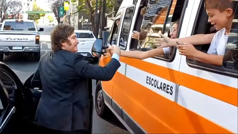 En viaje a la reunión con Alberto, Mieli se bajó del auto para saludar a un grupo de chicos