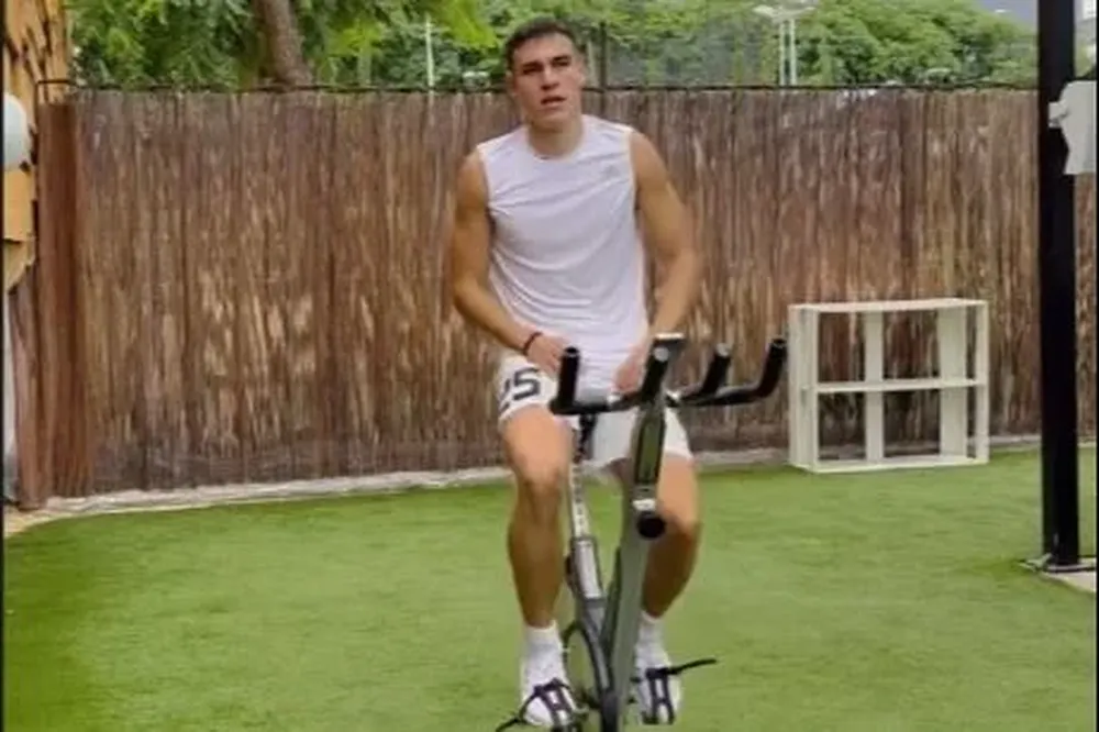 Manuel Ugarte en la bicicleta fija