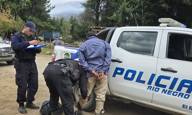 Los vecinos retuvieron a un sospechoso hasta que llegó la policía. Tenía una botella que contenía un líquido que podría haber sido utilizado como acelerante y que será analizado.