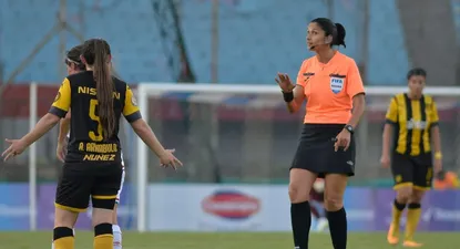 Claudia Umpiérrez en un partido de fútbol femenino