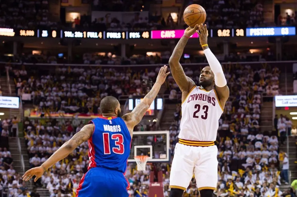 LeBron James y los Cavs arrancaron los playoffs con triunfo. Tras eso, a su estrella le espera una nueva película