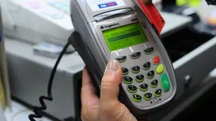 Uruguayos prefieren efectivo pese a beneficios en pagos con tarjetas