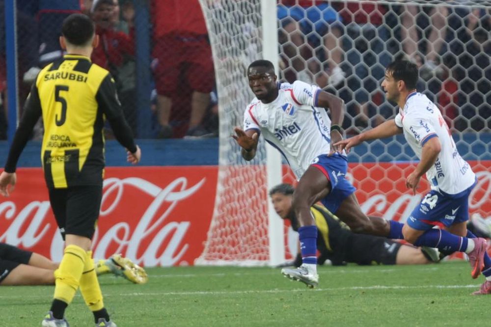 Christian Ebere de Nacional festeja su gol para el título ante Peñarol por la Liga AUF Uruguaya