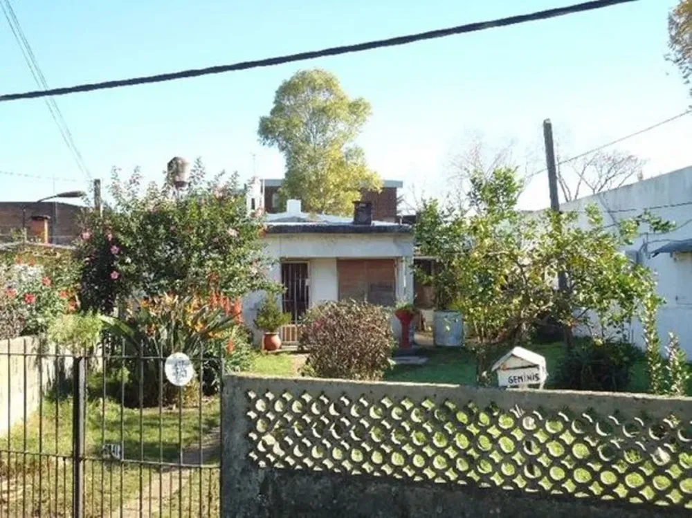 El inmueble queda a una cuadra al sur de camino Maldonado
