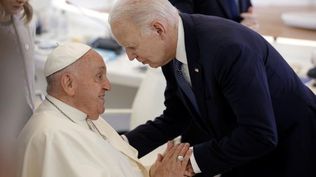 Encuentro entre el Papa Francisco y Joe Biden en la Cumbre del G7.