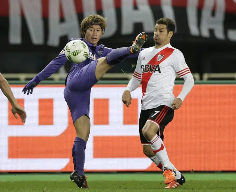 Mora pelea la pelota con un jugador de Sanfrecce