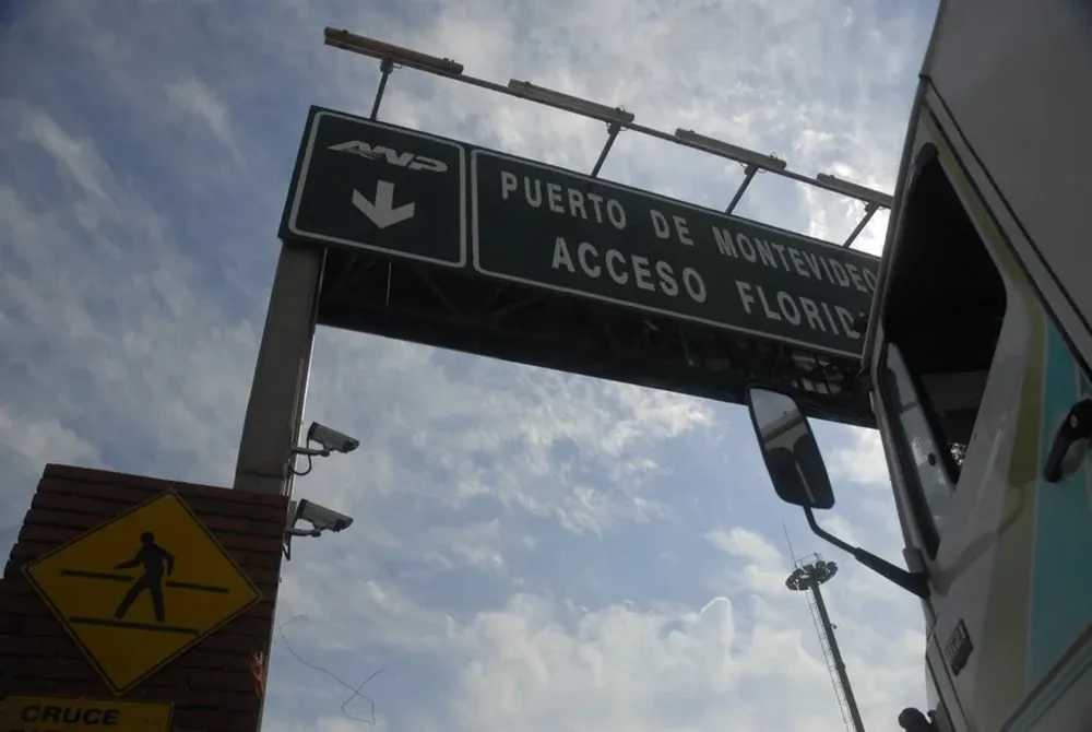 La entrada de camiones al puerto está paralizada