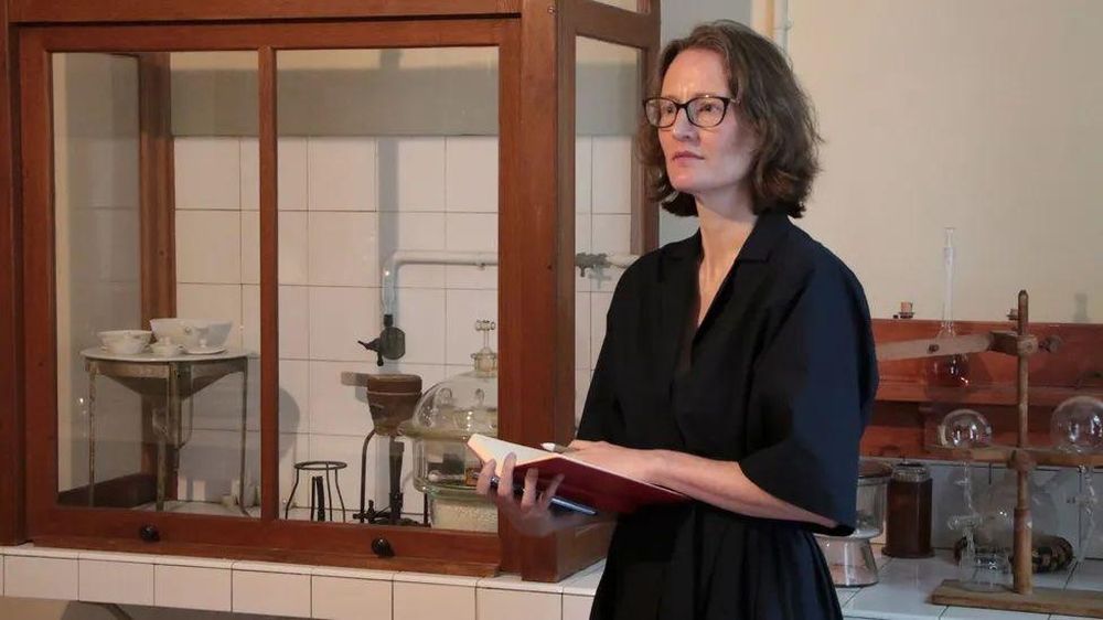Dentro del laboratorio descontaminado de Marie Curie, donde trabajó después de salir de la "lista negra".