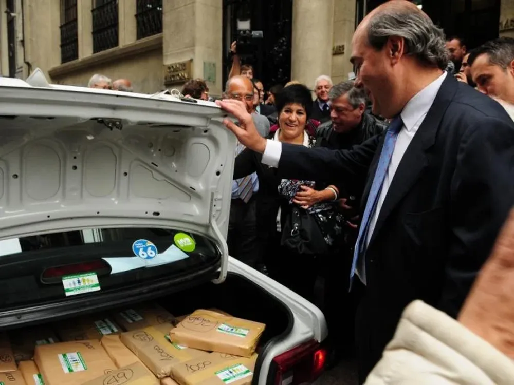 Pablo Abdala y las firmas