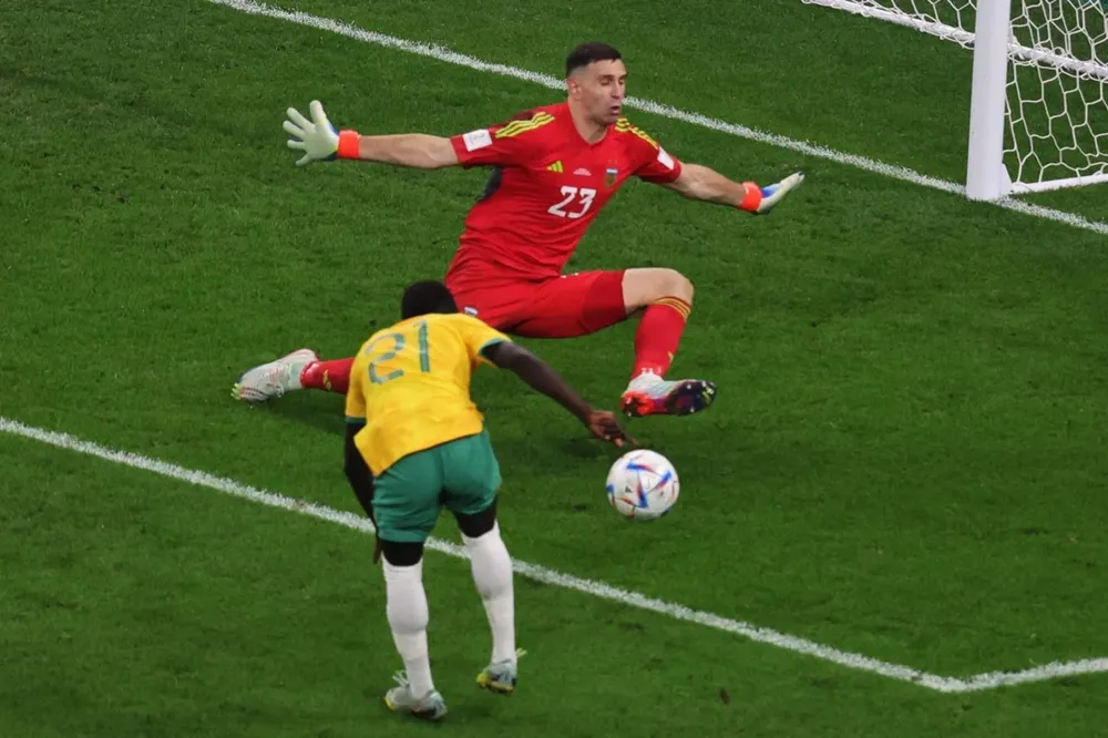 El atajadón de Dibu Martínez