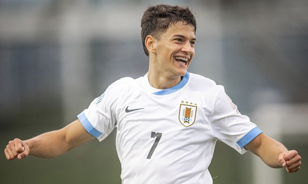 Nicolás Scotti festeja su golazo para la selección uruguaya sub 17 en el Campeonato Sudamericano
