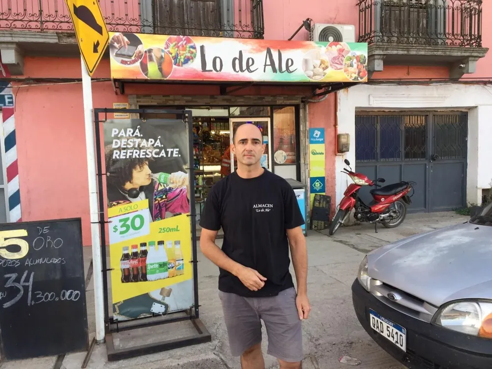 Alejandro, dueño del único comercio que queda en la cuadra