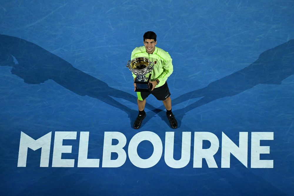 Carlos Alcaraz con su título del Australian Open