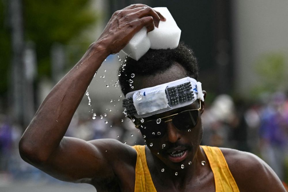 El sueco Suldan Hassan con la vincha en la maratón masculina de Tokio 2025