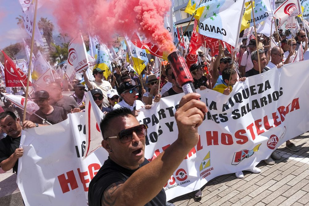Trabajadores hoteleros en huelga en el sur de Tenerife en Semana Santa. EFE