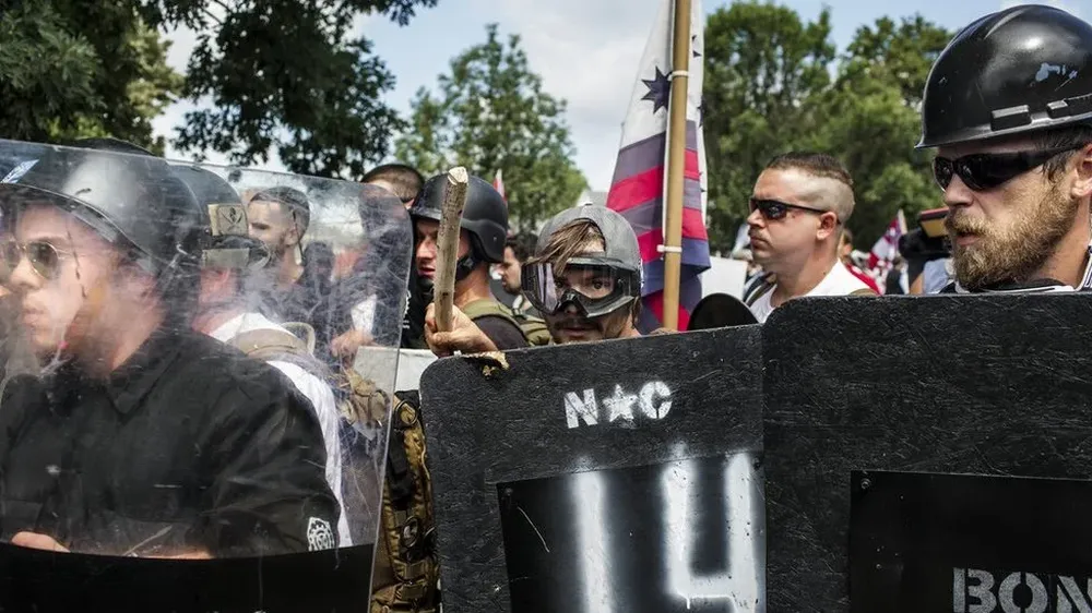 Grupo de supremacistas blancos concentrados en 2018 en Charlottesville, EEUU.