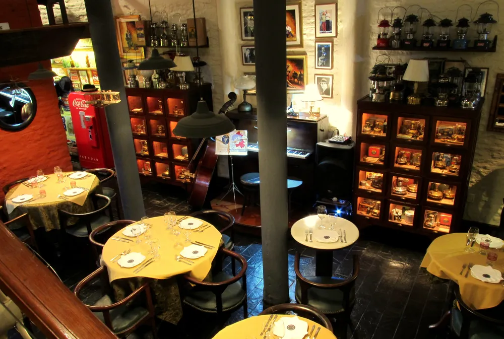 El salón principal cuenta con mesas y sillas originales del mítico Sorocabana