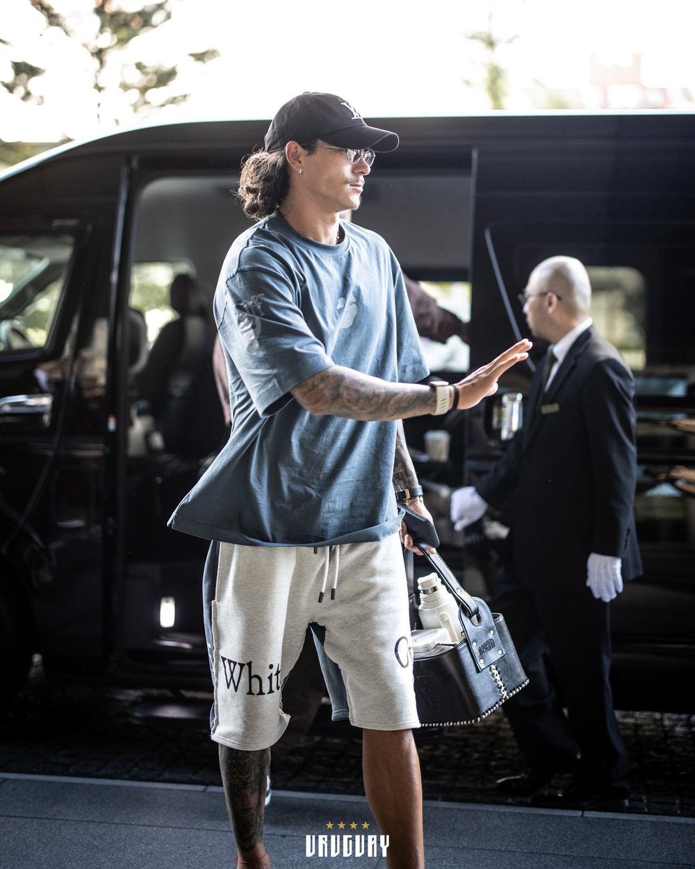 Darwin Núñez en la llegada a Japón para sumarse a la selección uruguaya