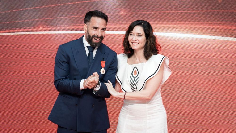 La presidenta de la Comunidad de Madrid, Isabel Díaz Ayuso, entregó este martes la Medalla de Oro al futbolista Dani Carvajal, lateral del Real Madrid.