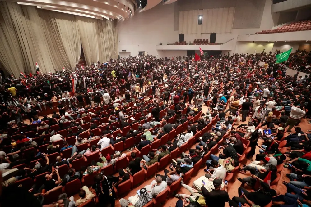 Los partidarios del clérigo Moqtada Sadr se reúnen dentro del parlamento iraquí en la Zona Verde de alta seguridad de la capital, Bagdad.