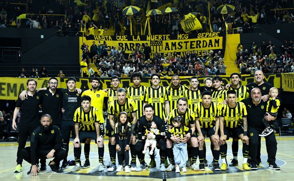 Peñarol jugó por primera vez al fútbol sala en el Palacio Cr. Gastón Guelfi