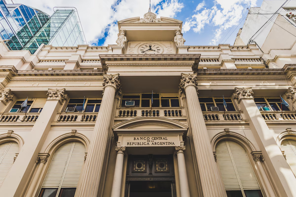 El Banco Central vendió US$192 millones en un solo día, y las reservas brutas cayeron por debajo de los US$26.000 millones