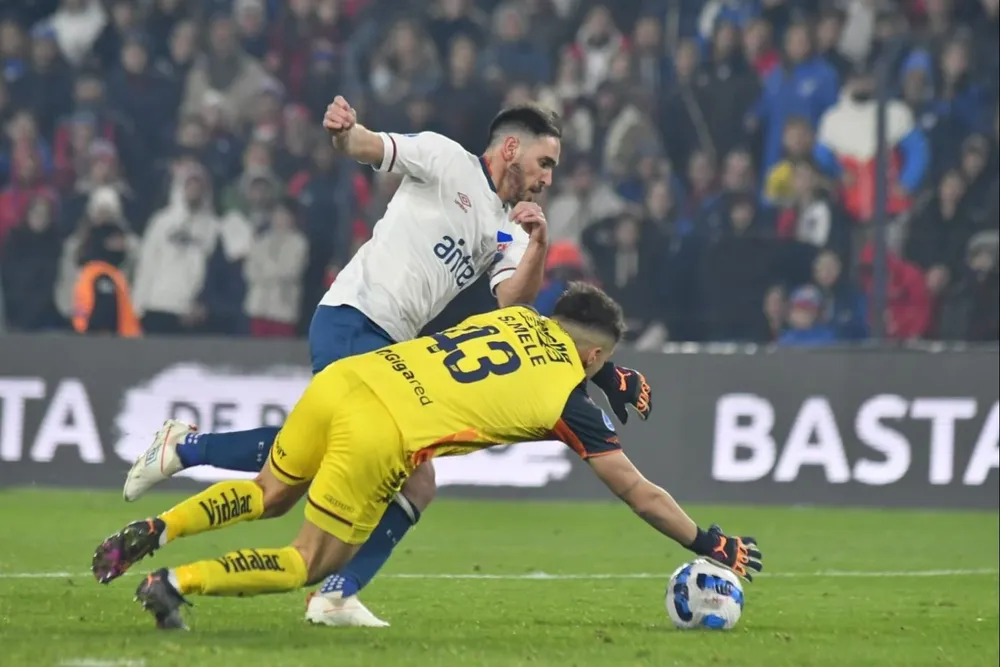 Zunino y su última jugada en Nacional este martes en el Parque