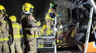 Un equipo de bomberos inspecciona el accidente de tren en Cataluña.