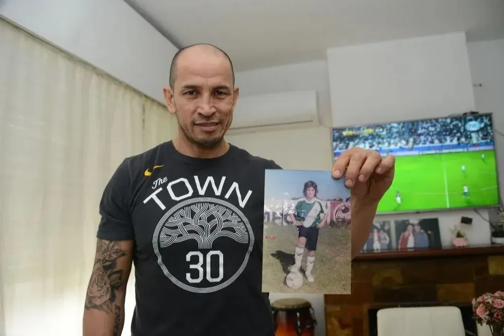 Juan González con una foto de su hijo Giovanni