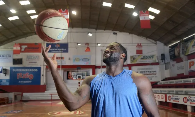 La historia del extranjero de Sporting que encontró al básquetbol como vía de salvación