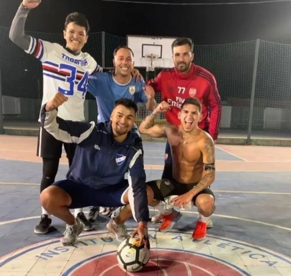 Lucas Torreira jugó un picadito junto a sus amigos en el club 18 de Julio de Fray Bentos