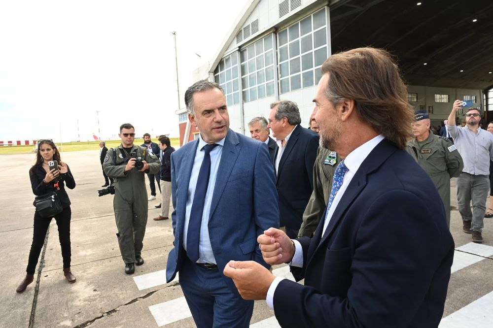 Yamandú Orsi y Luis Lacalle Pou en la presentación de los nuevos aviones de combate de la Fuerza Aérea