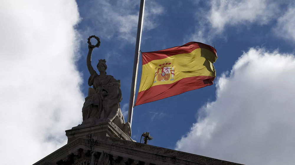 La bandera española a media asta en señal de luto por la muerte del Papa Francisco.