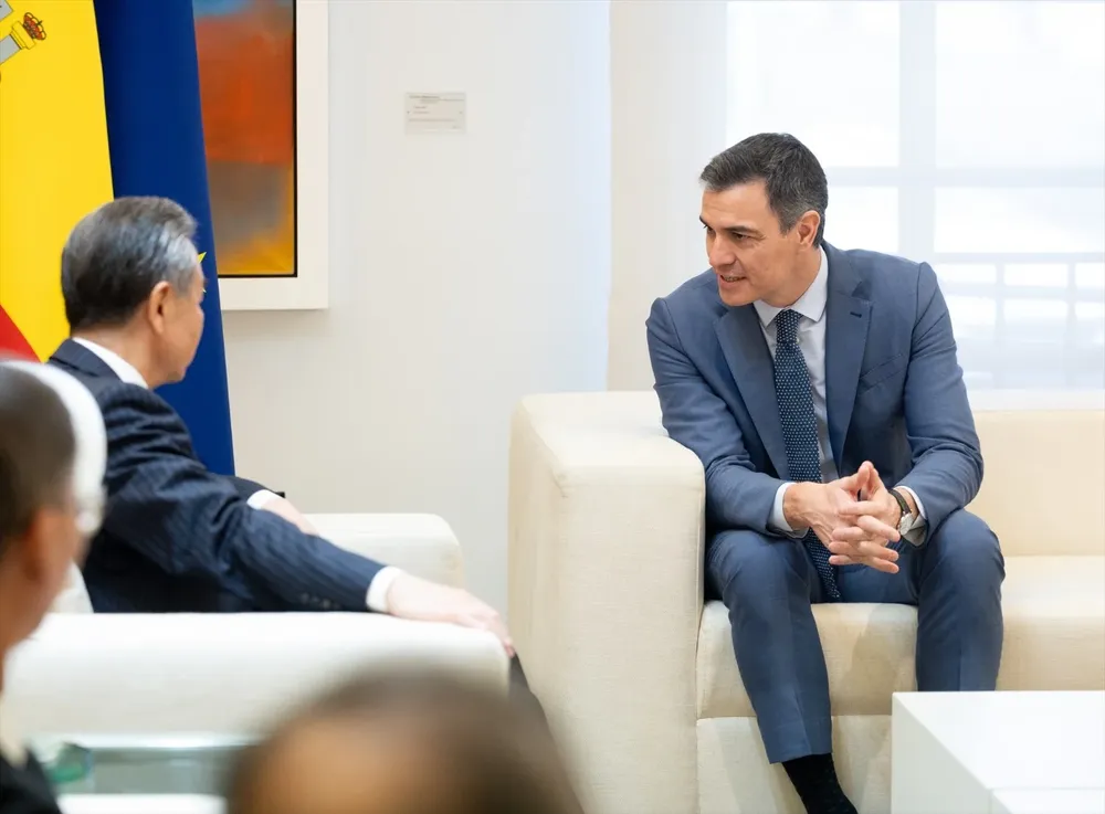 El presidente del Gobierno, Pedro Sánchez (d), se reúne con el ministro de Relaciones Exteriores de la República Popular de China, Wang Yi
