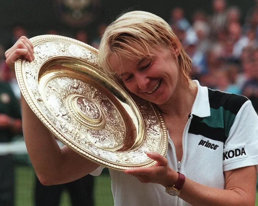Jana Novotna con su trofeo de Wimbledon en 1998