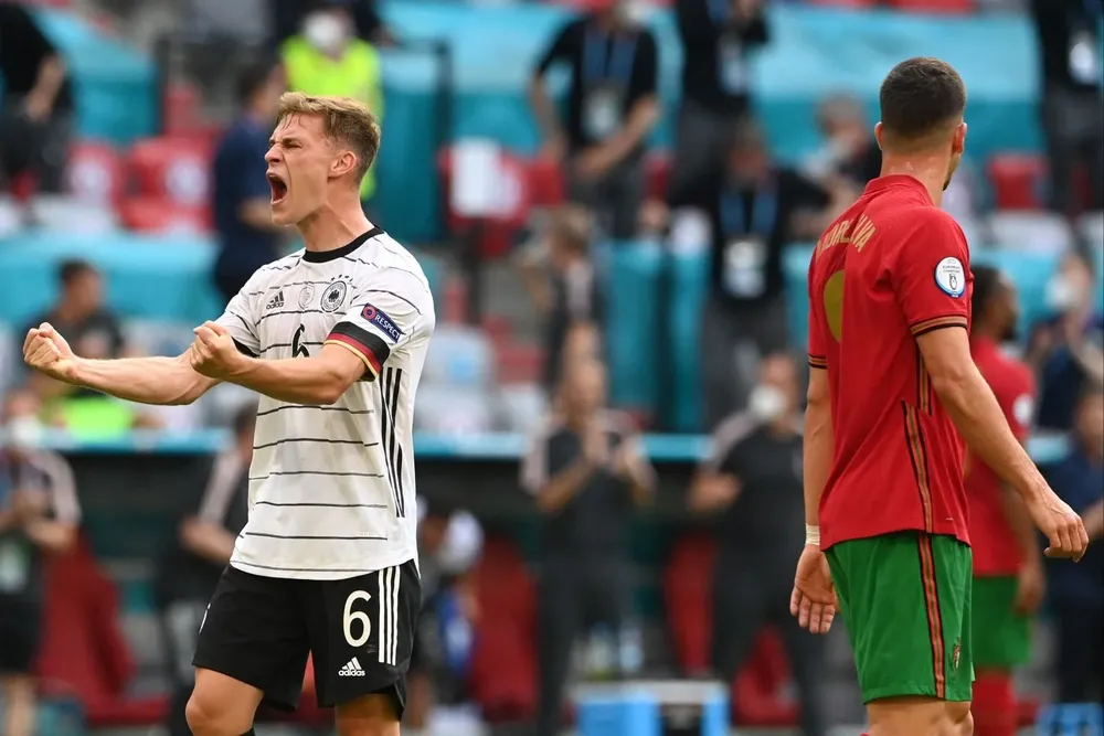 El alemán Joshua Kimmich festeja el triunfo de su selección