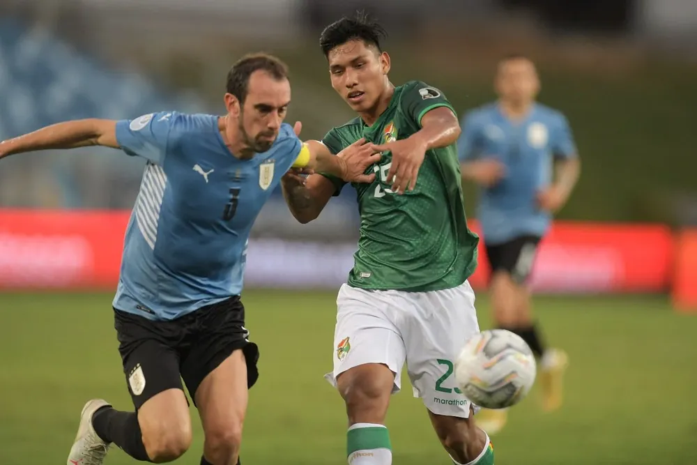 Diego Godín vio la amarilla el jueves en Lima ante Perú y está en capilla