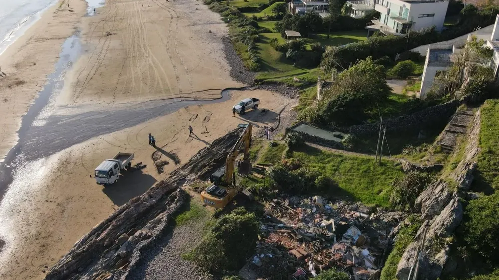 Demolición de construcción en la faja costera