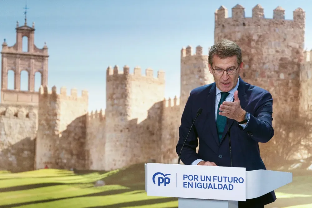 El presidente del Partido Popular, Alberto Núñez Feijóo, interviene en la clausura de las jornadas Diputaciones, cabildos y consells: por un futuro en igualdad este viernes en Ávila el pasado vernes.
