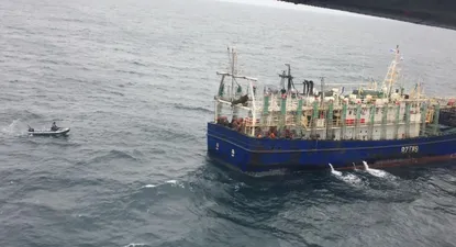 Fotos facilitadas por la Armada Nacional sobre la persecución al buque chino, acusado de pesca ilegal