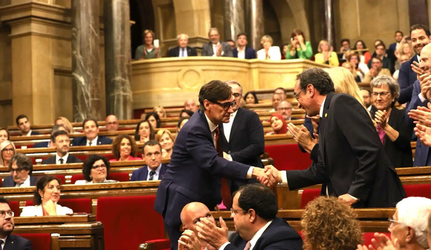 Salvador Illa (PSC) felicitando a Josep Rull (Junts) tras proclamarse presidente del Parlament