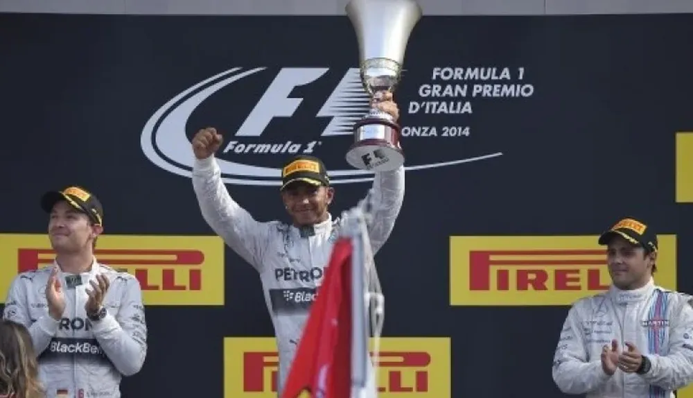 Hamilton celebra en el podio de Monza