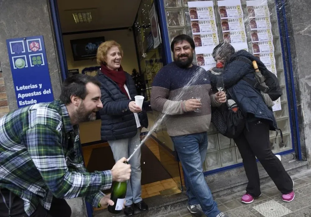 Los ganadores de El Gordo español celebran luego de enterarse que su número fue sorteado