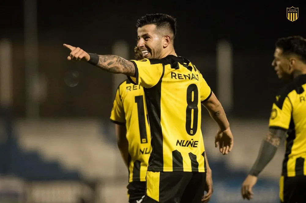 Pablo Ceppelini, de Peñarol, celebra su gol ante Cerro Largo