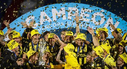 El festejo de Peñarol con las gorras con dedicatoria a Maximiliano Silvera