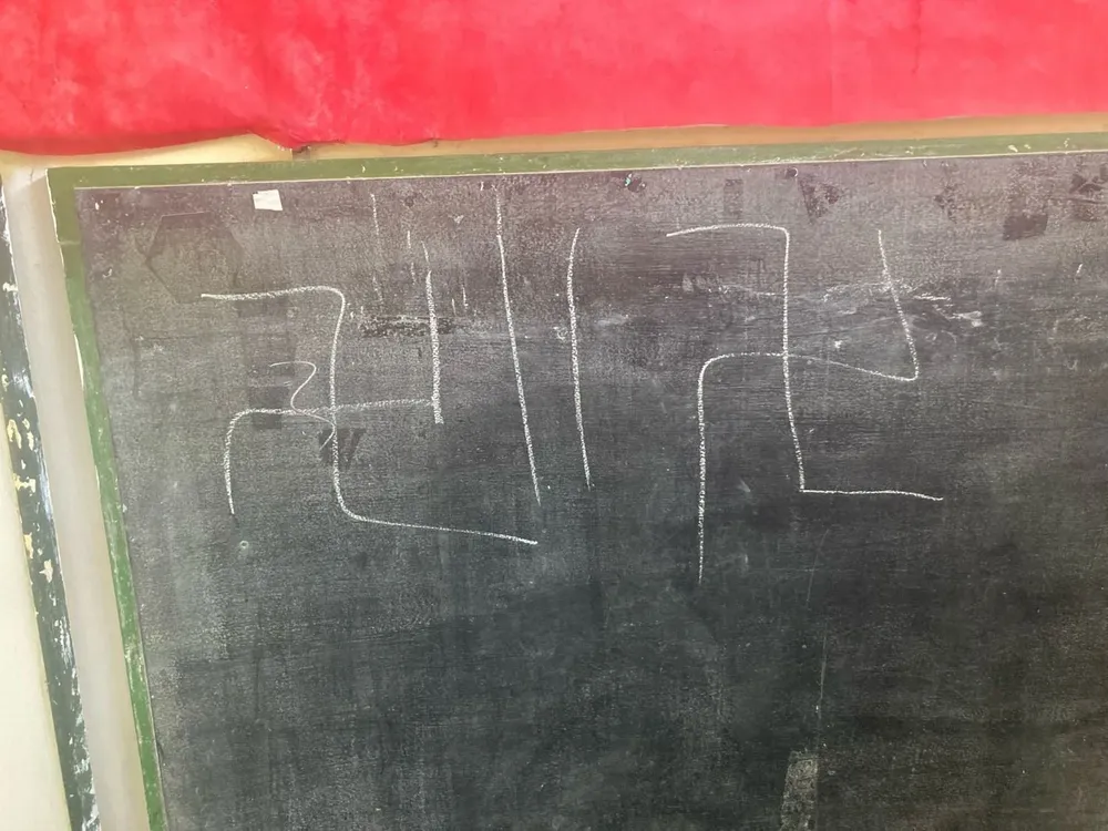 Esvásticas dibujadas en el pizarrón del centro educativo